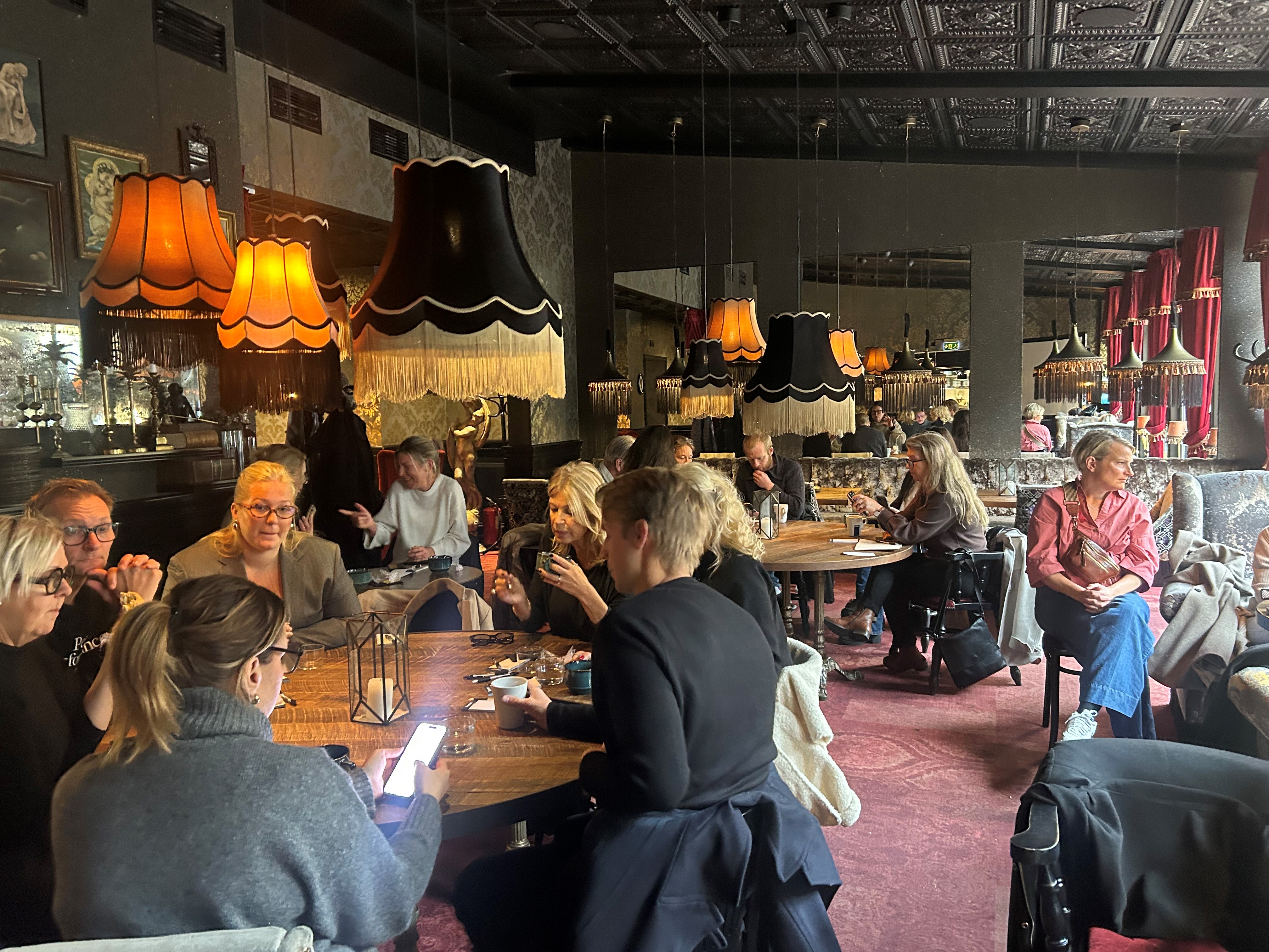 människor som sitter inne, samlade för en träff om foto för webb