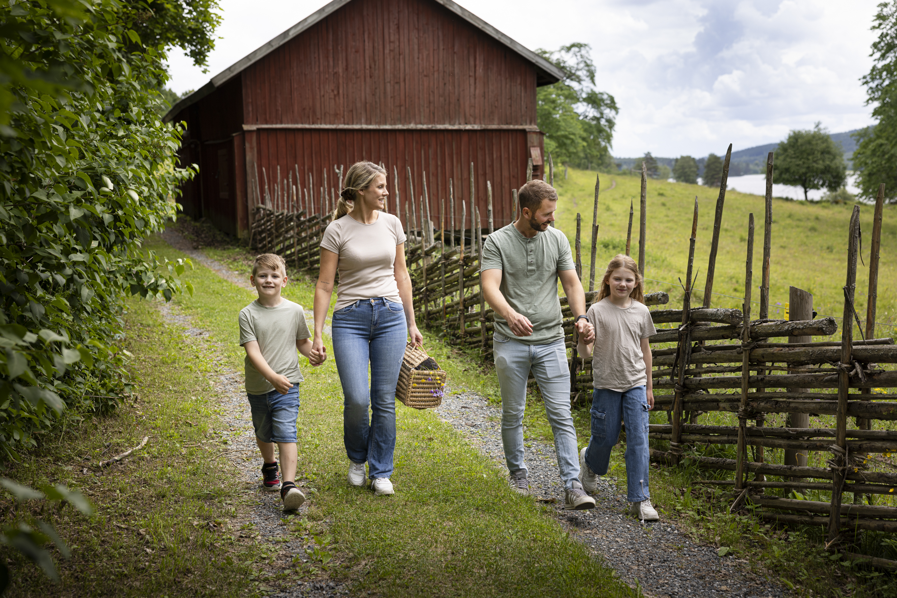 En familj som är på utflykt i lantlig miljö