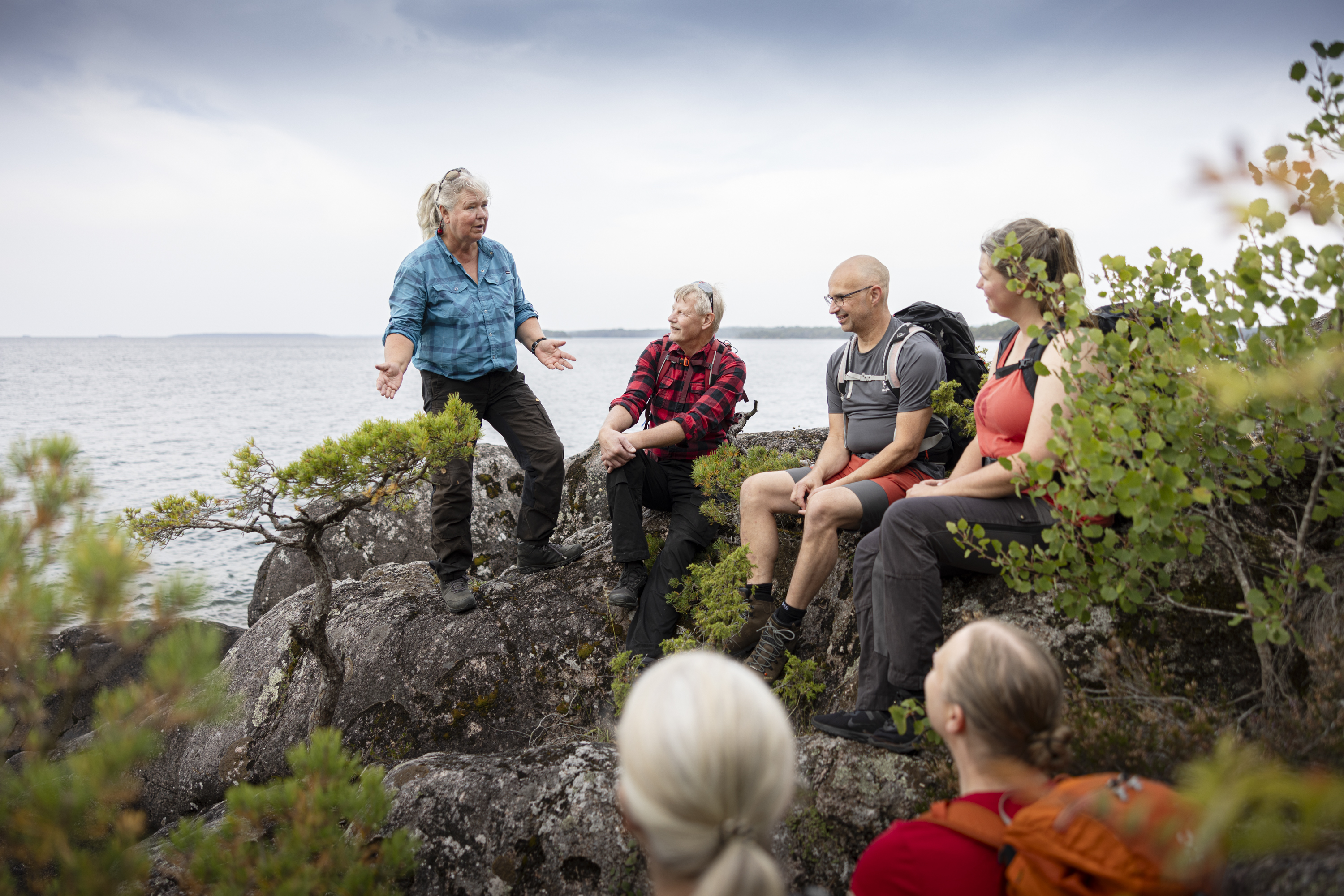 Grupp som blir guidade i Askersunds skärgård