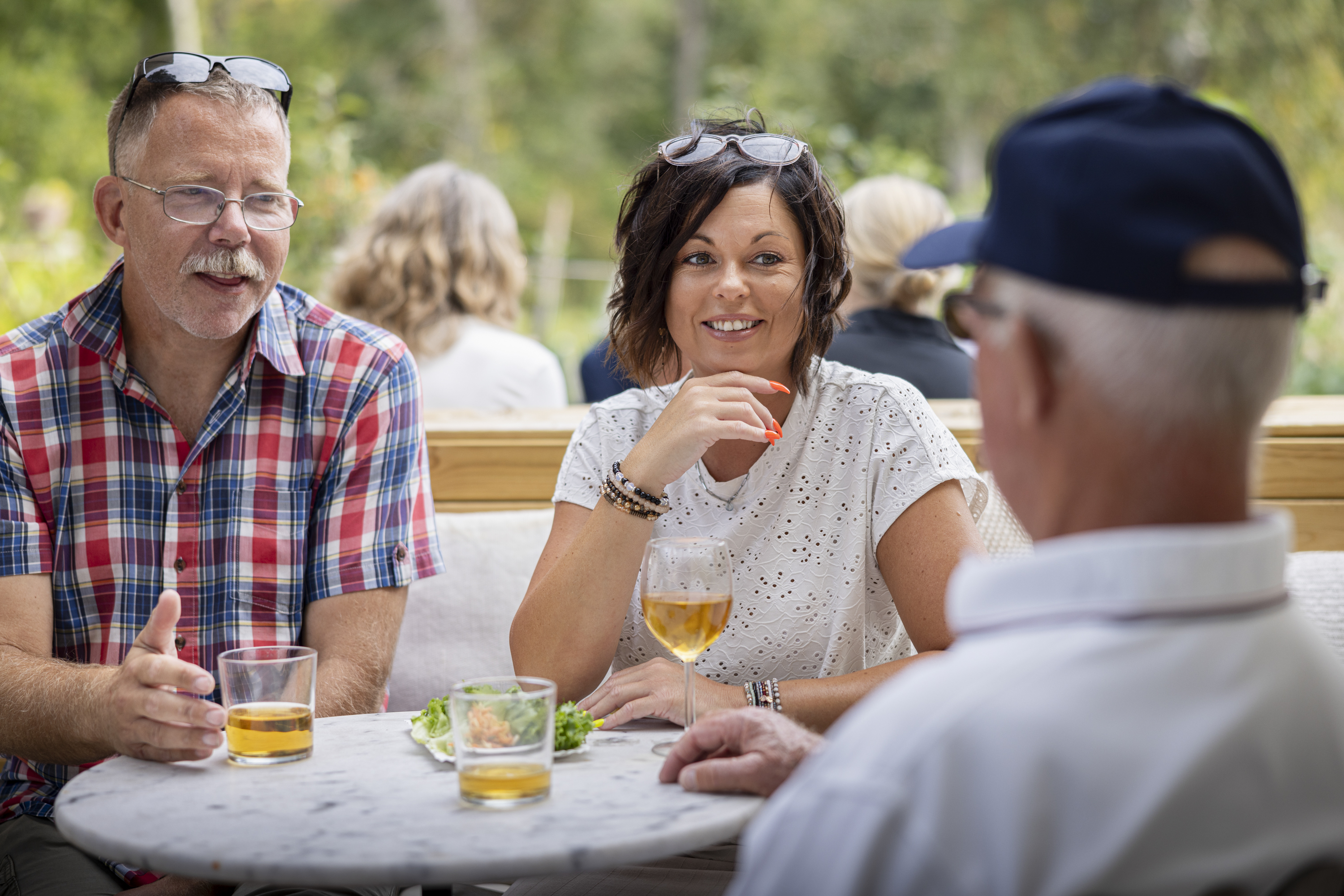 Två kvinnor som äter.