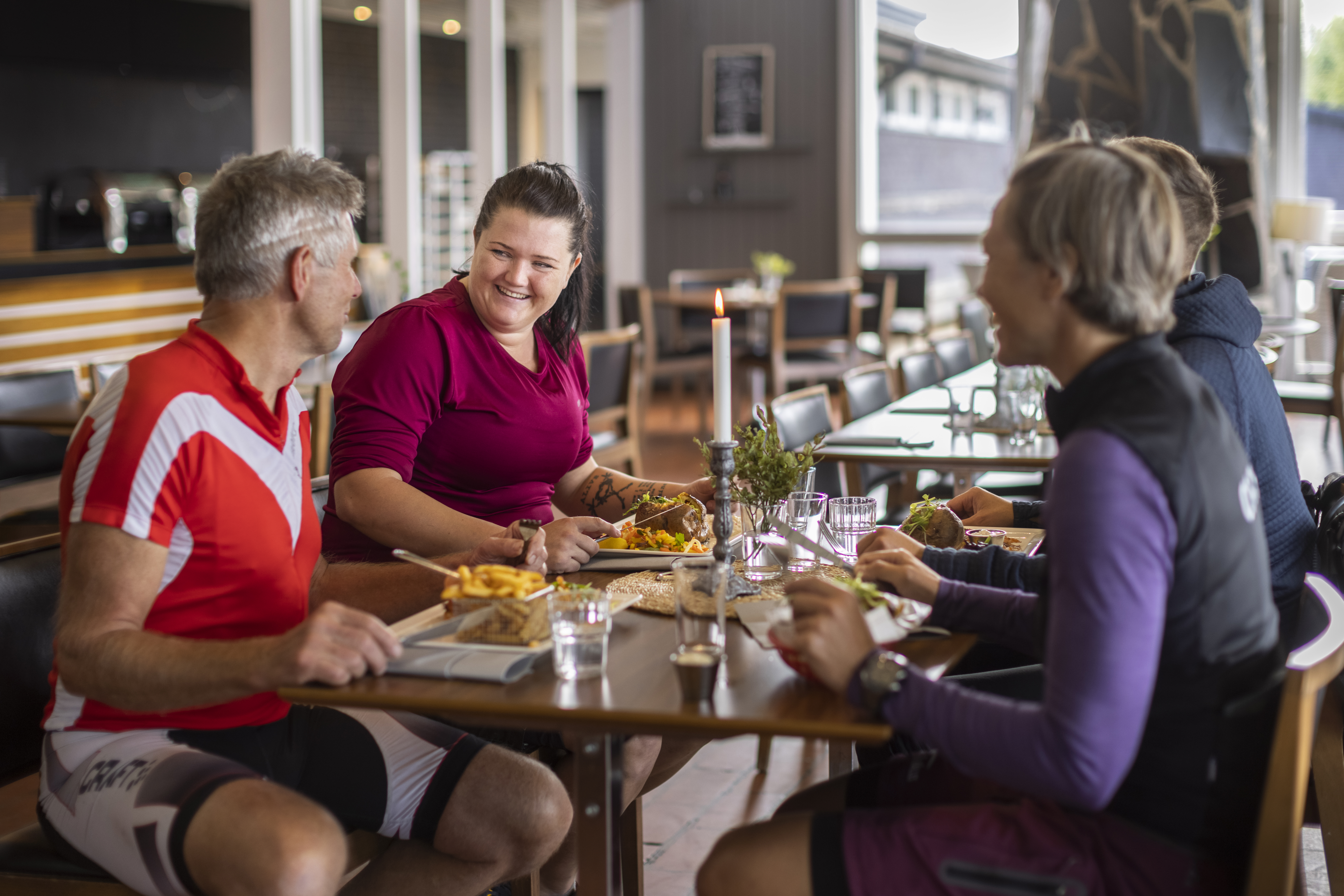 människor som träffas och äter