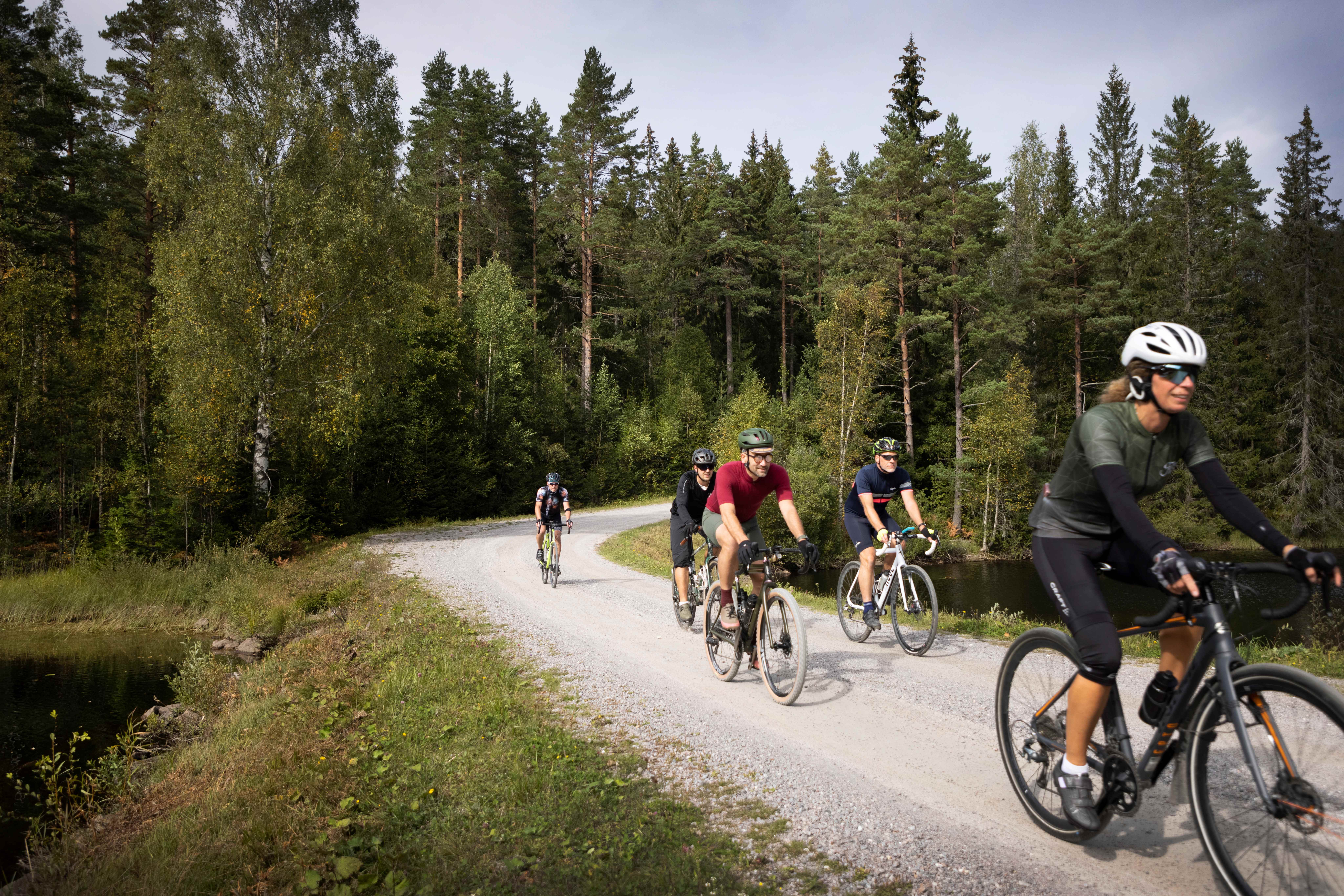 ett gäng medd kompisar som cyklar gravel i Kilsbergen